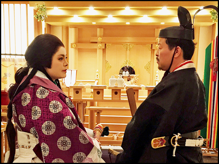 装束婚の写真（神殿にて）